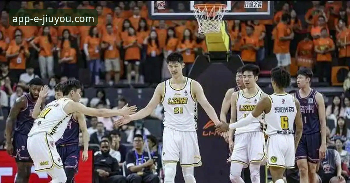 九游稳定下载常见问题 卫冕冠军的战术拼图:高中锋的缺席与现有体系的博弈